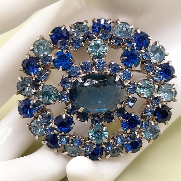 Vintage Blue Rhinestone Oval Brooch, Silver Tone, 1960s, 1 1/8 Inch - Picture 5 of 13